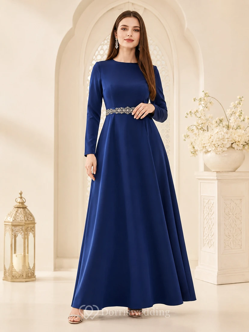 Vestido largo de satén azul rey con cuello joya, manga larga, cintura con cuentas y corte en A hasta el suelo, ideal para Eid.