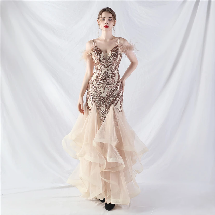 Robe de danse artisanale en filet rigide orné de plumes d'autruche, de perles et de fleurs, confectionnée en maille. view 31