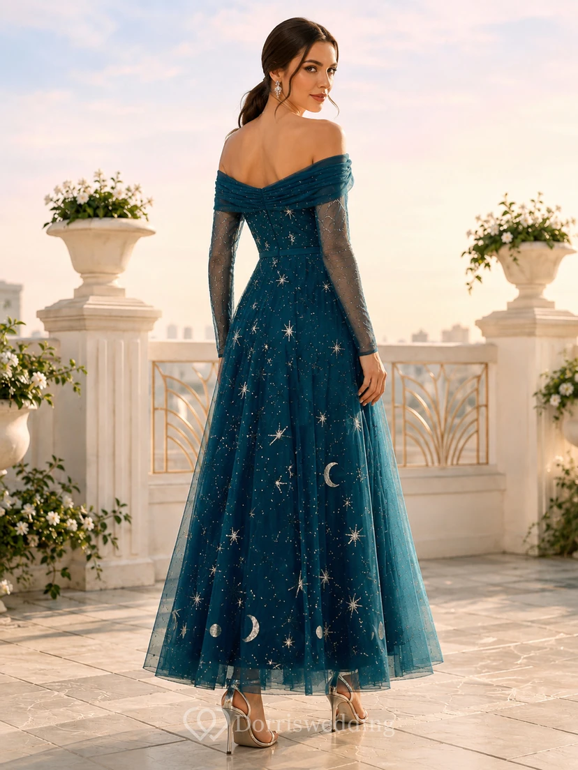 Robe d'invitée trapèze en tulle céleste à épaules dénudées et manches longues, ornée d'un paon. view 2