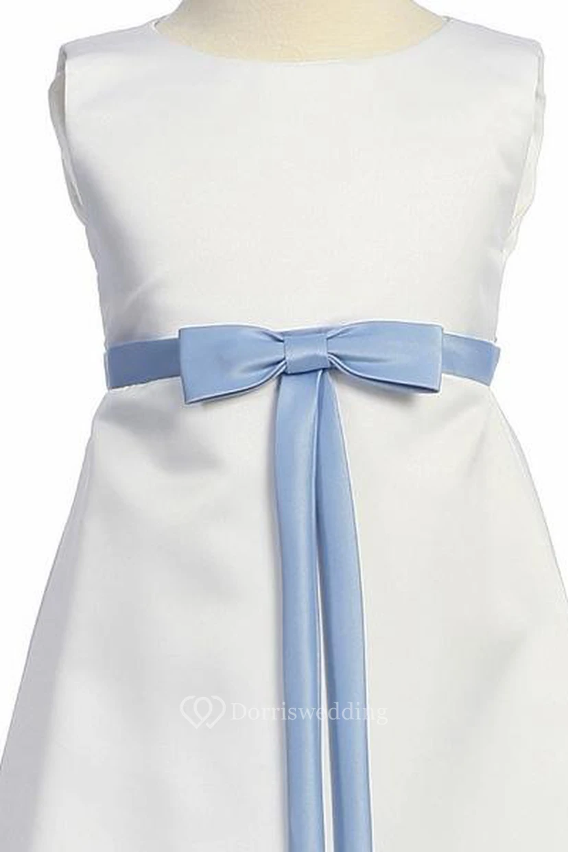 Knöchellanges, ärmelloses Satin-Blumenmädchenkleid mit Schleife view 3