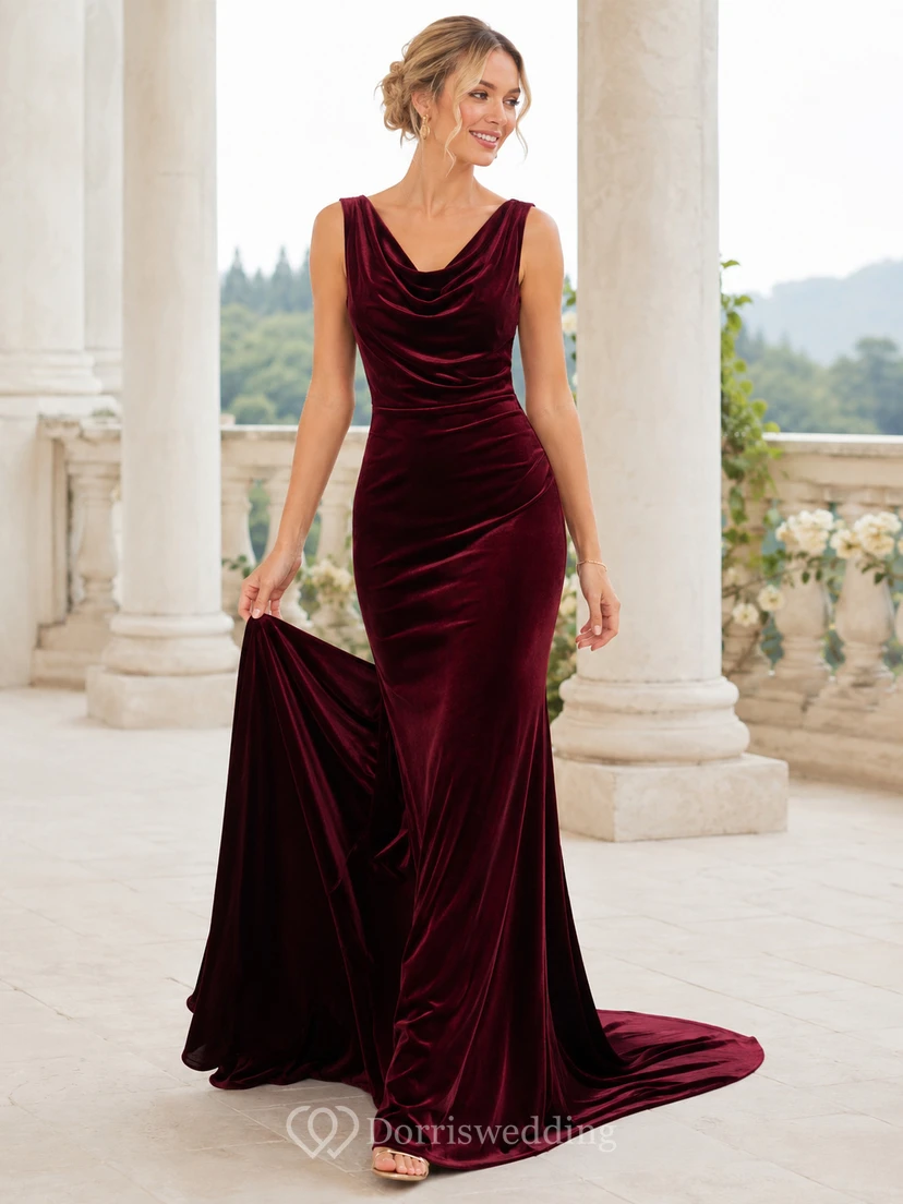 Vestido de fiesta de terciopelo burdeos con escote drapeado, espalda descubierta y cola de sirena.