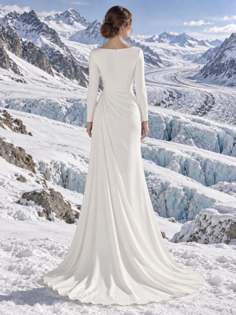 Vestido de novia sencillo y modesto de crepé elástico con escote barco, mangas largas y cola larga estilo sirena. view 2