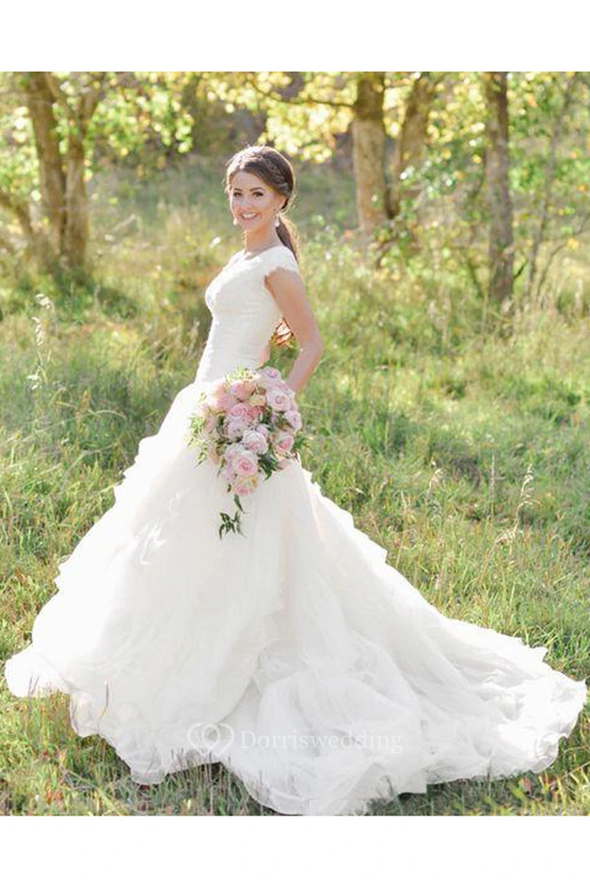 Robe de mariée western champêtre/rustique à volants et dentelle, coupe trapèze, avec bottes. view 3