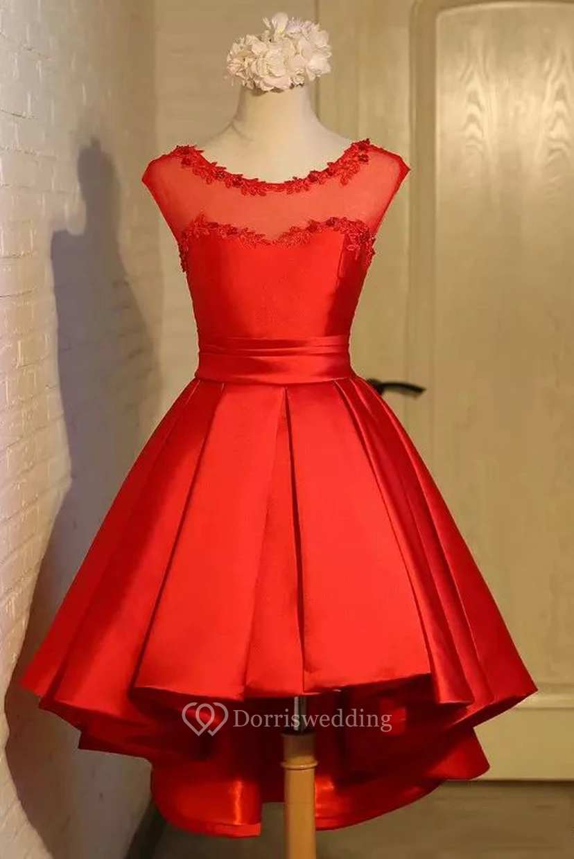 Robe de bal en satin à manches courtes asymétriques et coupe bateau, dos lacé view 4