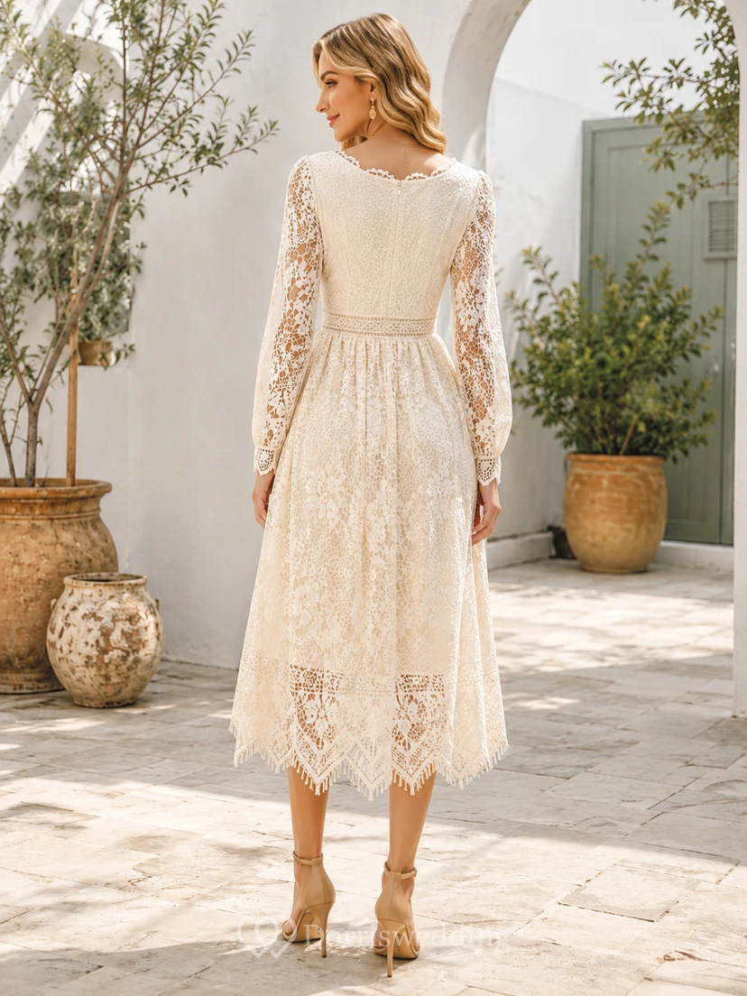 Robe de mariée bohème vintage en dentelle, coupe trapèze, longueur thé, col V, manches longues, pour renouvellement de vœux. view 2