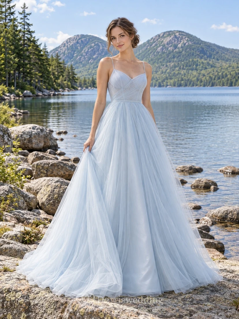 Vestido de novia largo hasta el suelo, de corte A, con tirantes finos, escote corazón, sin mangas, tul fruncido y cintura fruncida, color azul cielo.