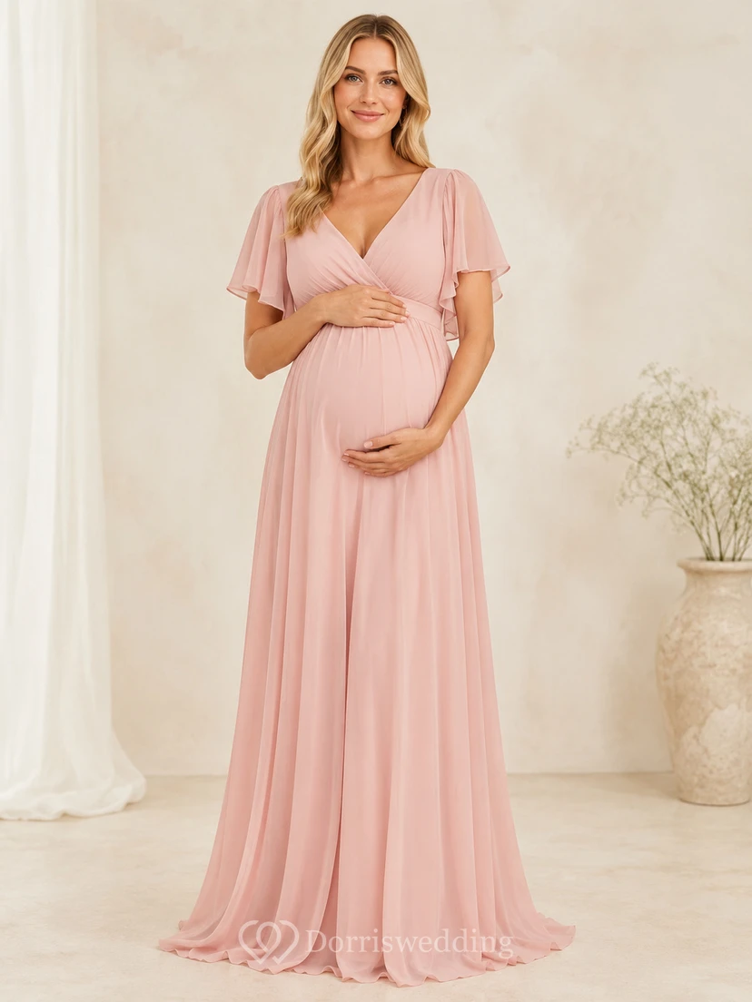 Robe de maternité rose poudré en mousseline longue à col en V et manches papillon, coupe empire.