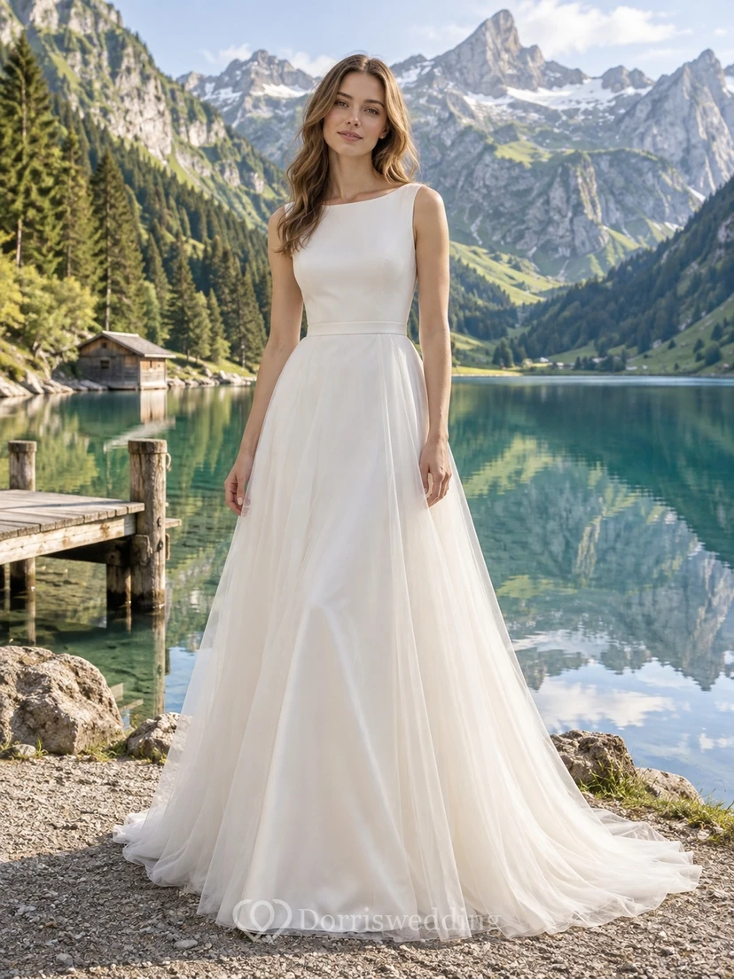 Vestido de novia sencillo de corte A, sin mangas, con escote joya, tul y satén, y cola larga.