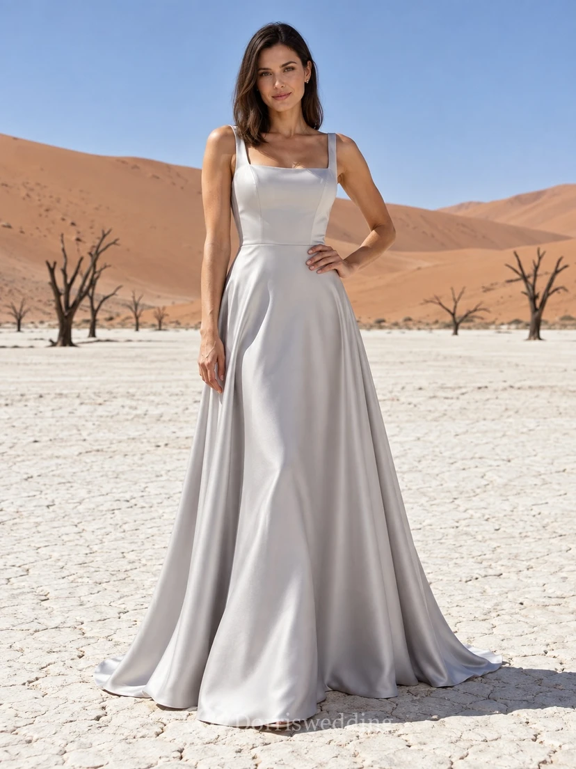 Vestido de novia sencillo de corte A con escote cuadrado, sin mangas, de satén plateado, tirantes anchos y cola larga.