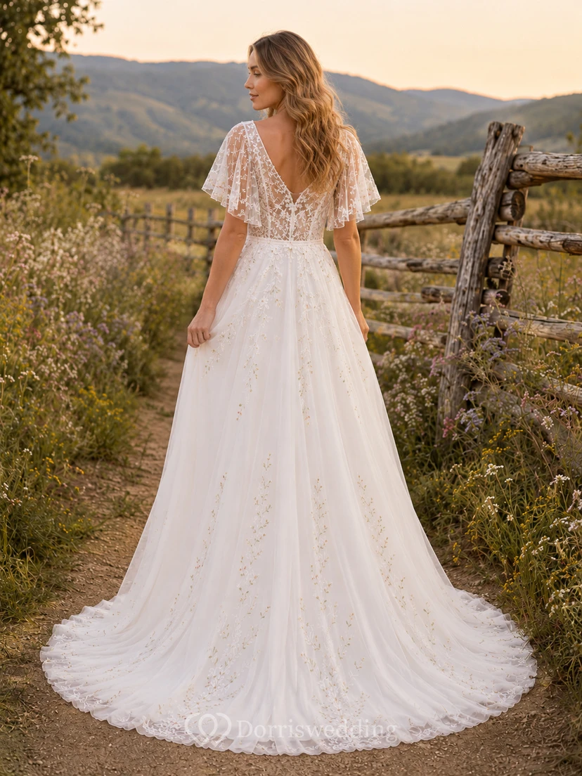 Robe de mariée champêtre en tulle, coupe trapèze, col en V, manches papillon, traîne chapelle, dos nu plongeant. view 2