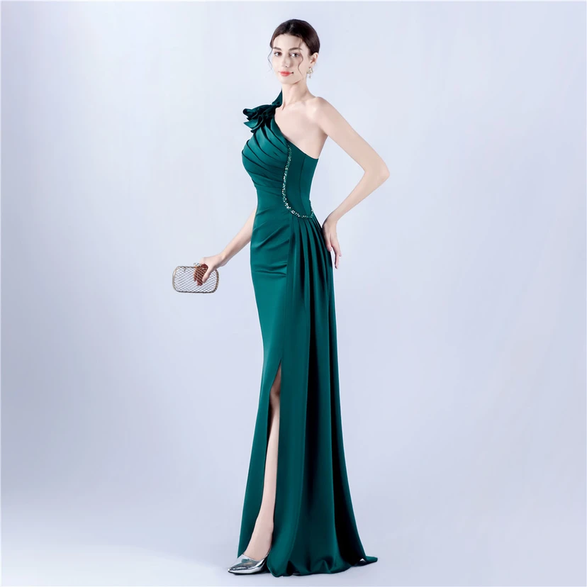 Robe de soirée ornée de perles et de diamants, avec épaulettes à motif feuille de lotus et col oblique, idéale pour la célébration de la réunion annuelle. view 40