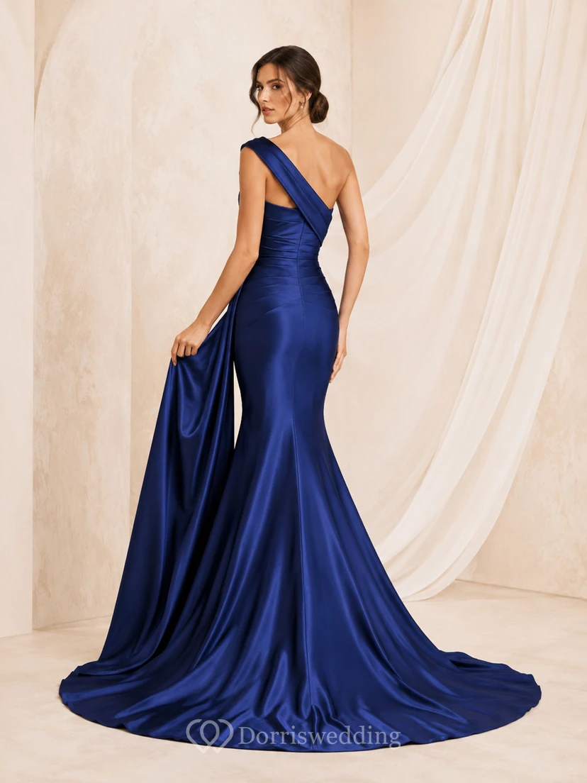 Robe de mariée sirène asymétrique en satin de la Marine royale, froncée à une épaule, style chapelle view 2