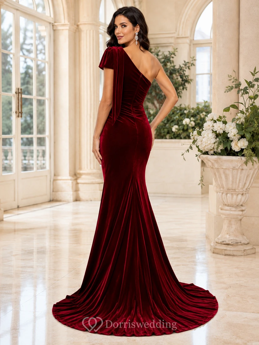 Robe d'invitée bordeaux asymétrique en velours à traîne sirène. view 2