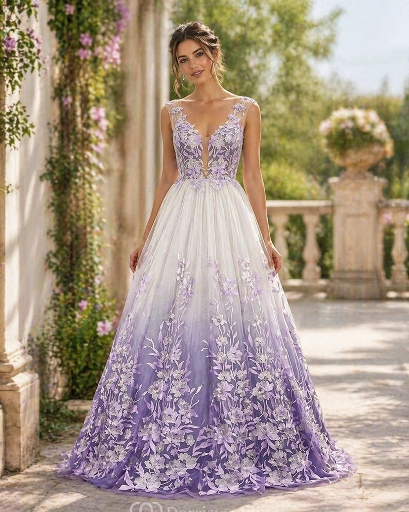 Robe de bal violette sans manches à col V et coupe empire florale, ornée d'appliqués. Col V et coupe trapèze.