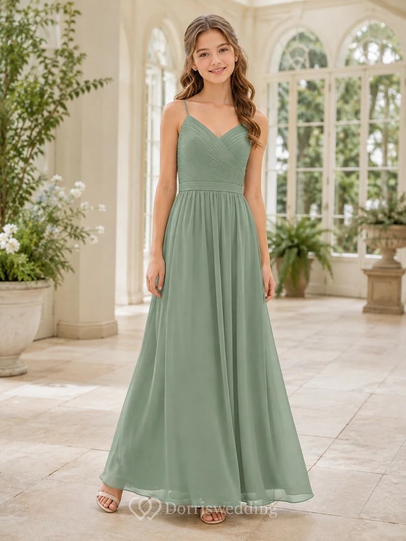 Vestido de dama de honor juvenil color celadón, corte en A, tirantes finos, sin mangas, fruncido, estilo romántico.
