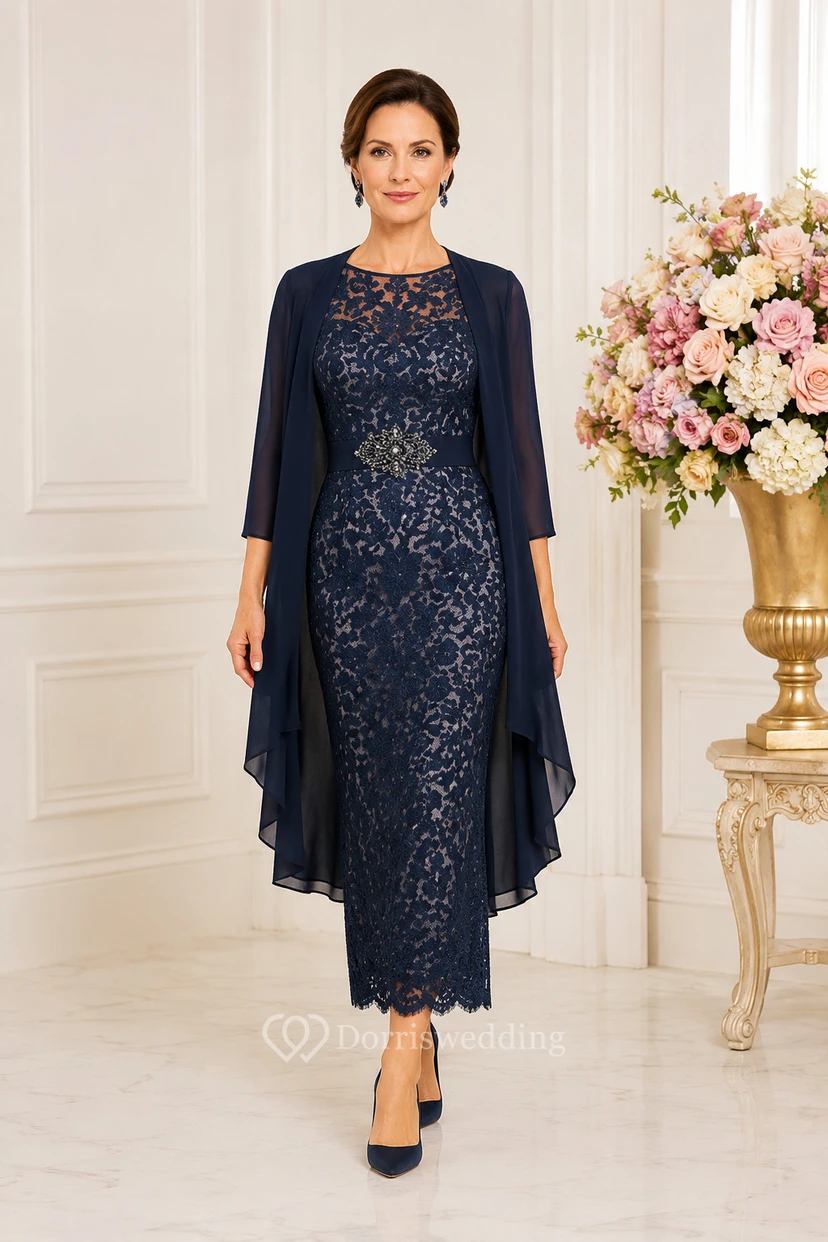 Robe MOB bleu marine foncé en mousseline de soie et dentelle, fourreau, manches 3/4, col bateau, longueur genou, détails cape