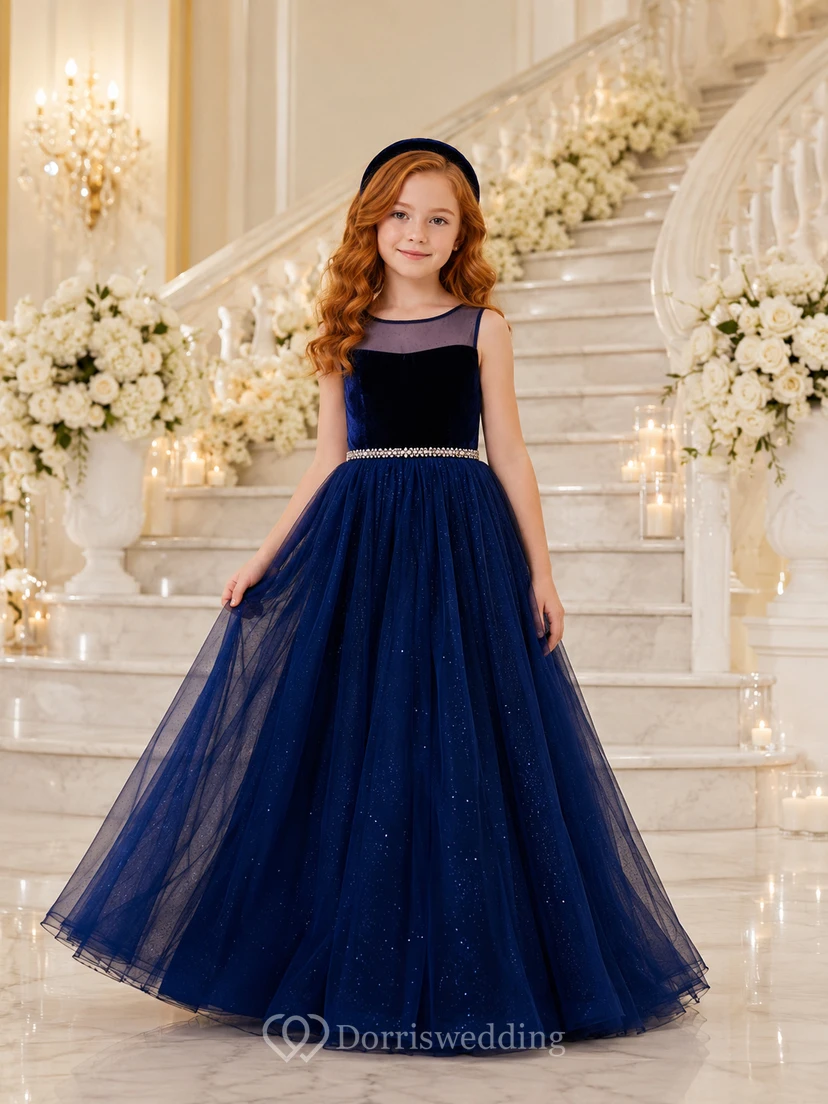 Robe de demoiselle d'honneur de mariage de style trapèze, avec encolure carrée, manches courtes, jupe en tulle foncé et taille structurée.