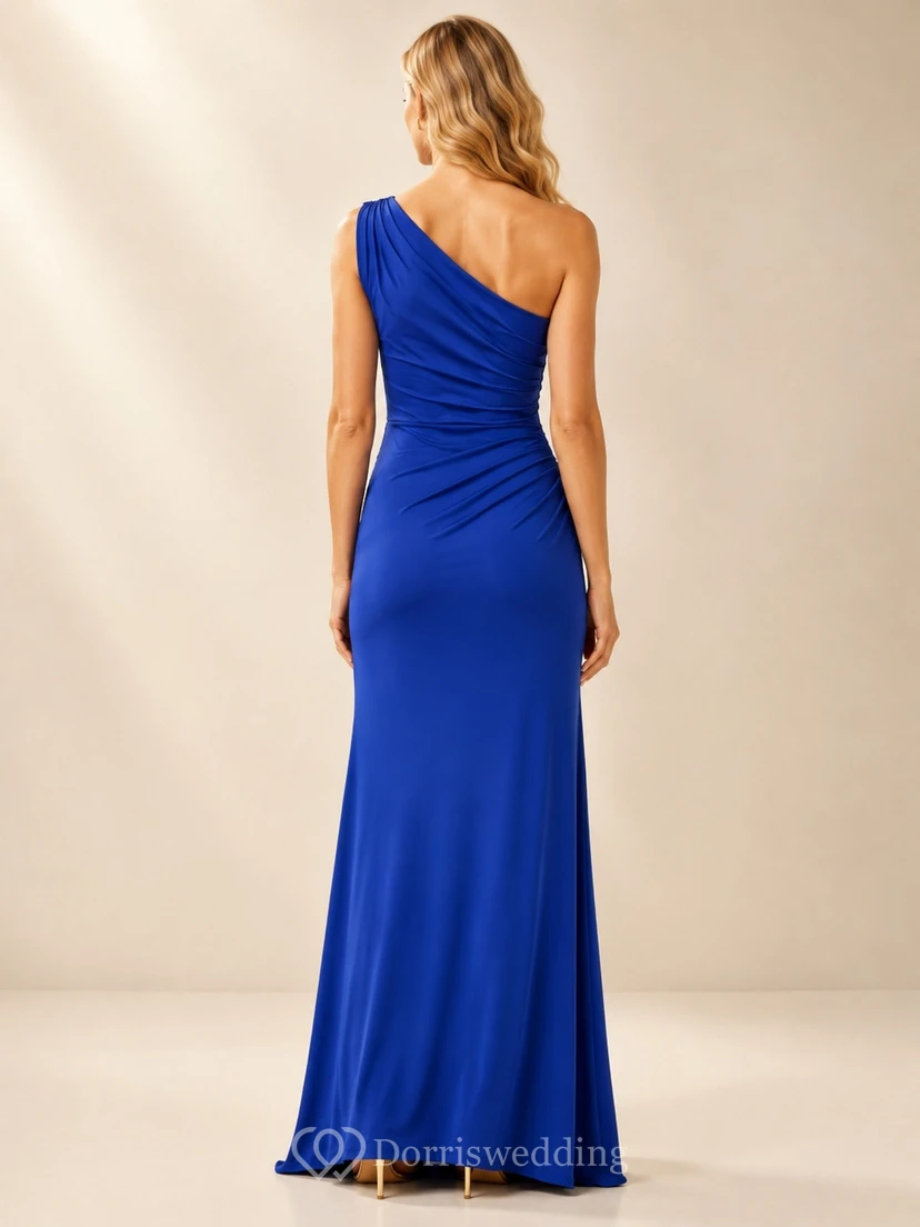 Robe longue de bal de promo en jersey cobalt, drapée sur une épaule, coupe fourreau ajustée, fente latérale modérée et ourlet long. view 2