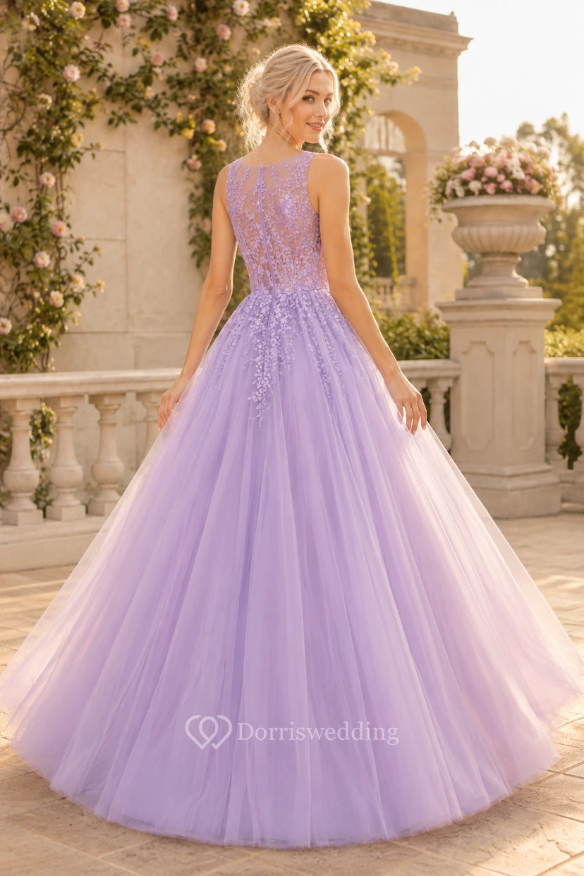 Lavendelfarbenes, hochgeschlossenes Tüllballkleid mit Spitzenapplikationen am Oberteil view 2