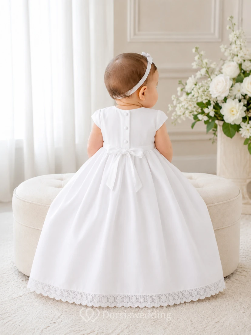 Schlichtes Taufkleid für Babys, A-Linie, knielang, mit Rundhalsausschnitt, kurzen Ärmeln, Satinschleife am Rücken, Knopfleiste am Rücken view 2
