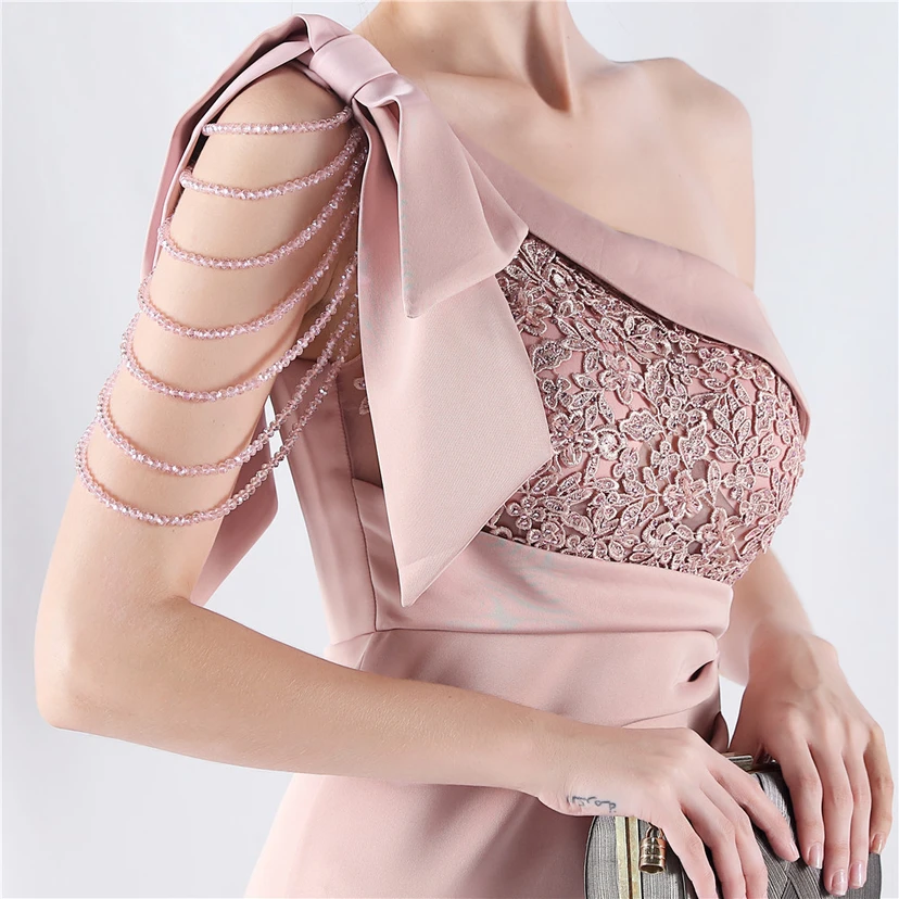 Vestido de noche de satén de alta gama con encaje de diamantes y diseño artesanal. view 50