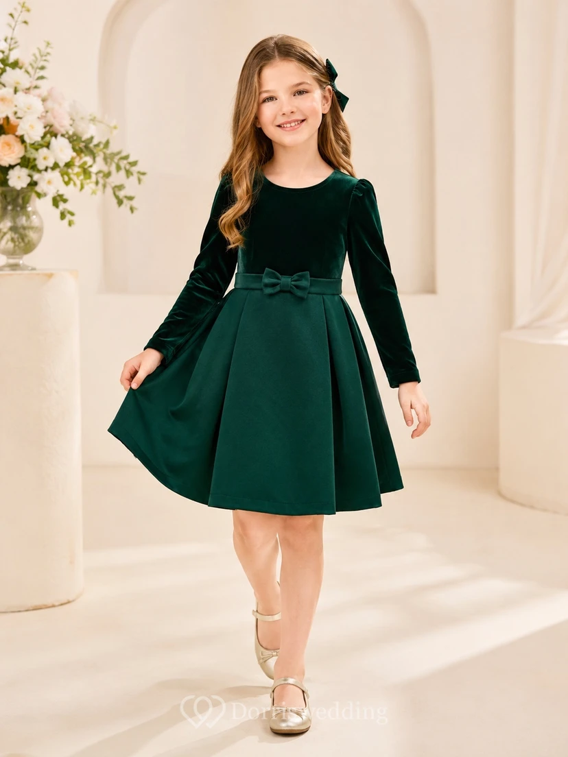 Dunkelgrünes, langärmeliges, knielanges A-Linien-Kleid aus Samt mit Schleife – ein schlichtes Blumenmädchenkleid