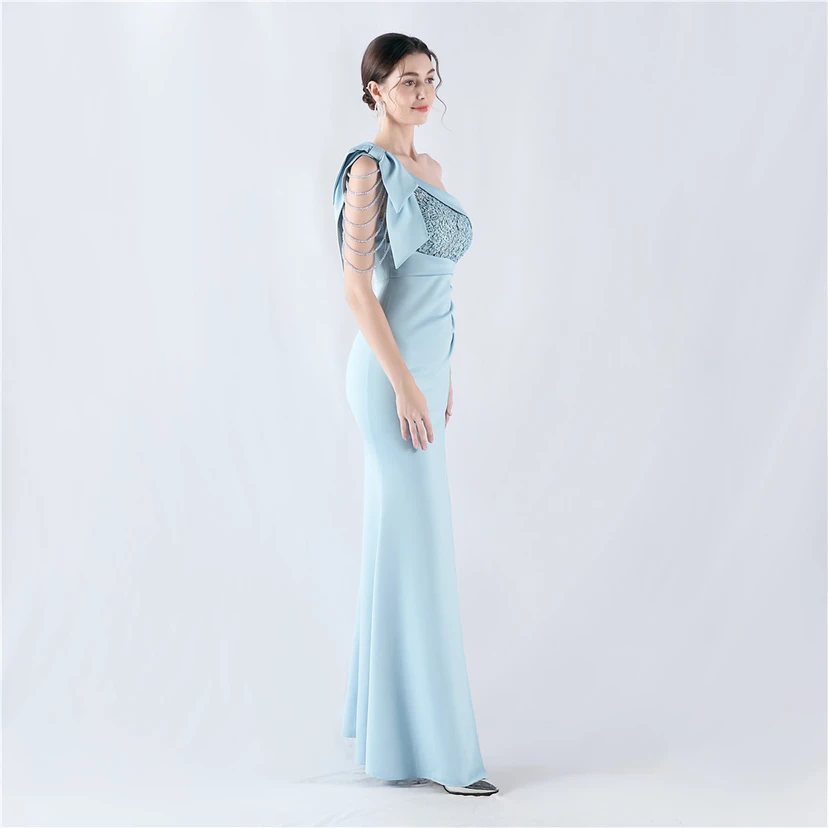 Vestido de noche de satén de alta gama con encaje de diamantes y diseño artesanal. view 35