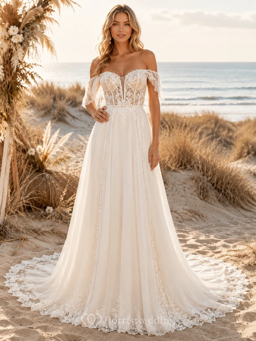 Robe de mariée bohème en dentelle florale, épaules dénudées, décolleté cœur, manches courtes, coupe trapèze, traîne chapelle, idéale pour la plage