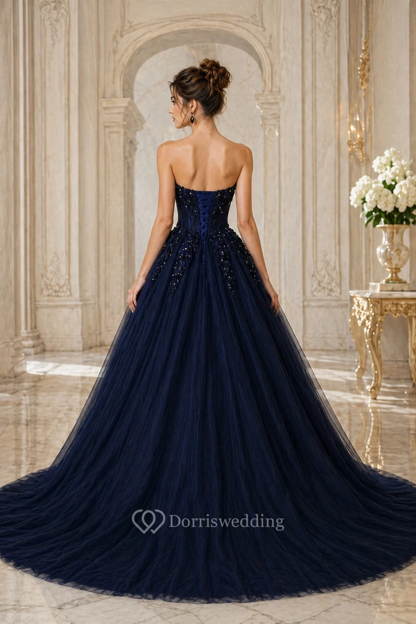 Luxuriöses, marineblaues, trägerloses Ballkleid mit Spitzenapplikationen für formelle Anlässe wie Abschlussball oder Gala view 2