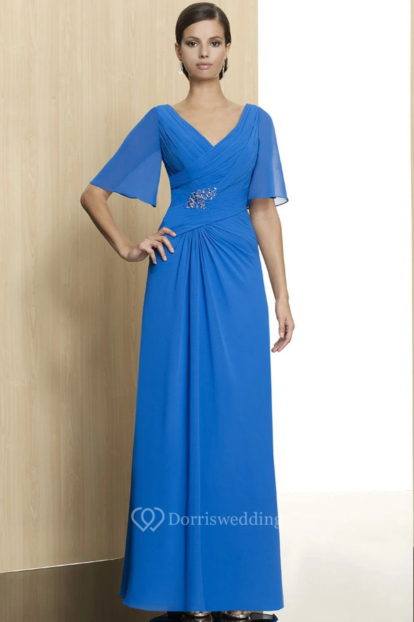 Elegantes Chiffonkleid mit Glockenärmeln, V-Ausschnitt, gekreuzten Einsätzen und Perlenstickerei