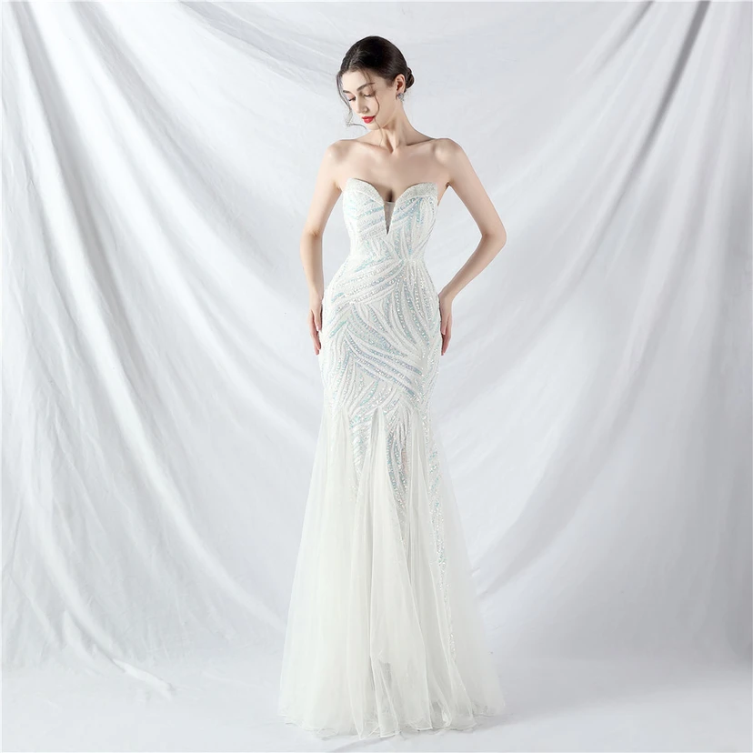Schwer gearbeitetes, perlenbesetztes Abendkleid aus Netzgewebe mit superdichter Paillettenbesatz view 29