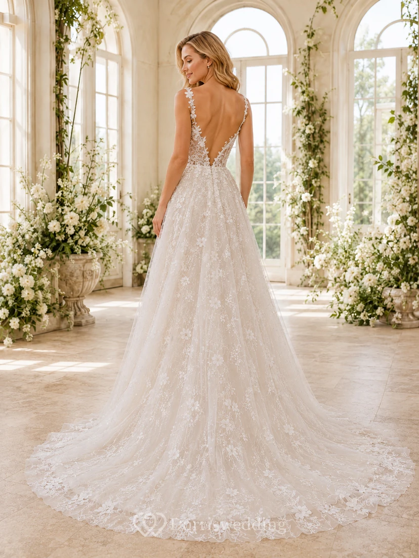 Robe de mariée en dentelle et tulle épurée, décolleté en V profond, sans manches, coupe trapèze, traîne chapelle, ornée d'appliqués floraux, idéale pour la réception. view 2