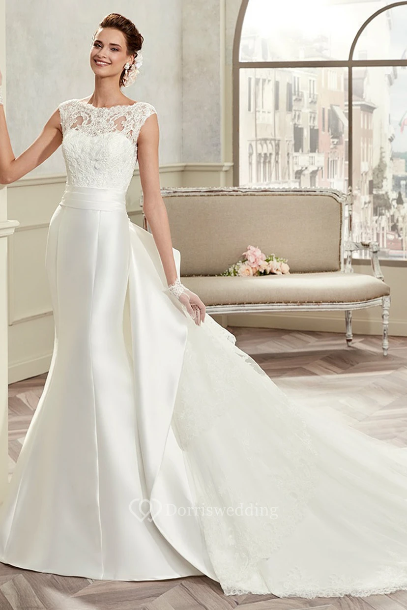 Brautkleid aus Satin mit Rundhalsausschnitt, kurzen Ärmeln, abnehmbarer Schleppe und Rückenschleife