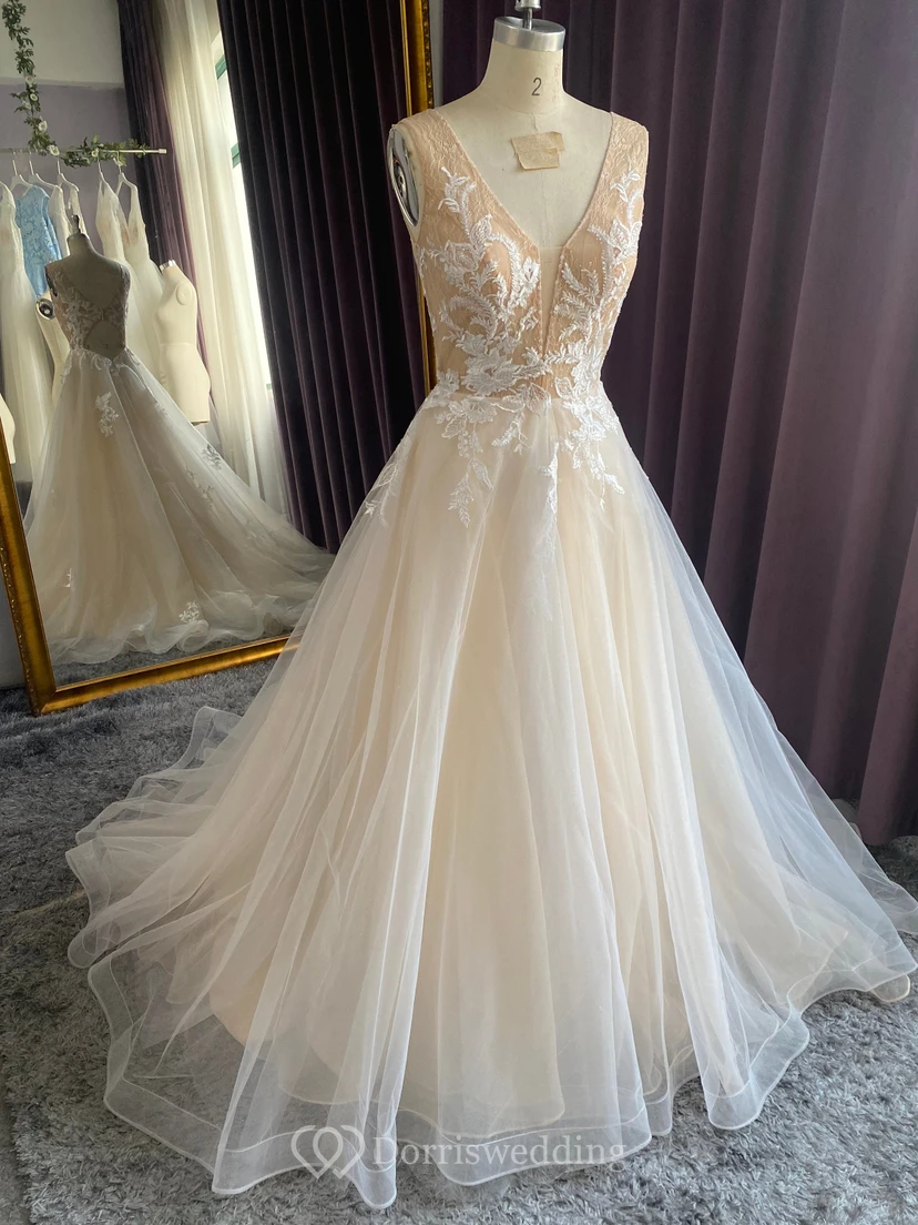 Robe de mariée vaporeuse et sexy en tulle, décolleté en V, sans manches, coupe trapèze, en tulle. view 5
