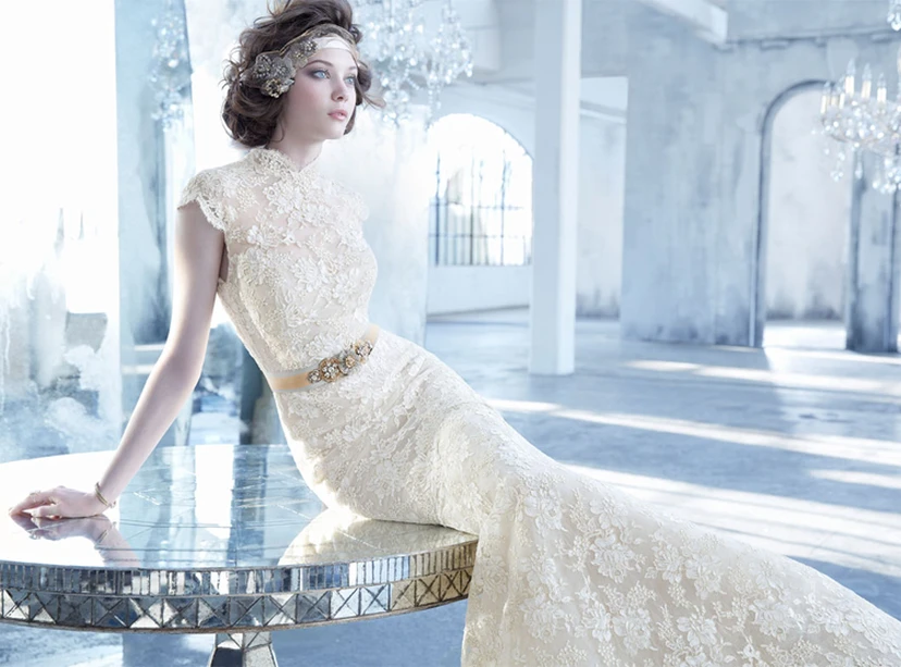 Elegantes Meerjungfrauenkleid aus Spitze mit kurzen Ärmeln, Kristallgürtel und Schlüssellochausschnitt am Rücken view 2