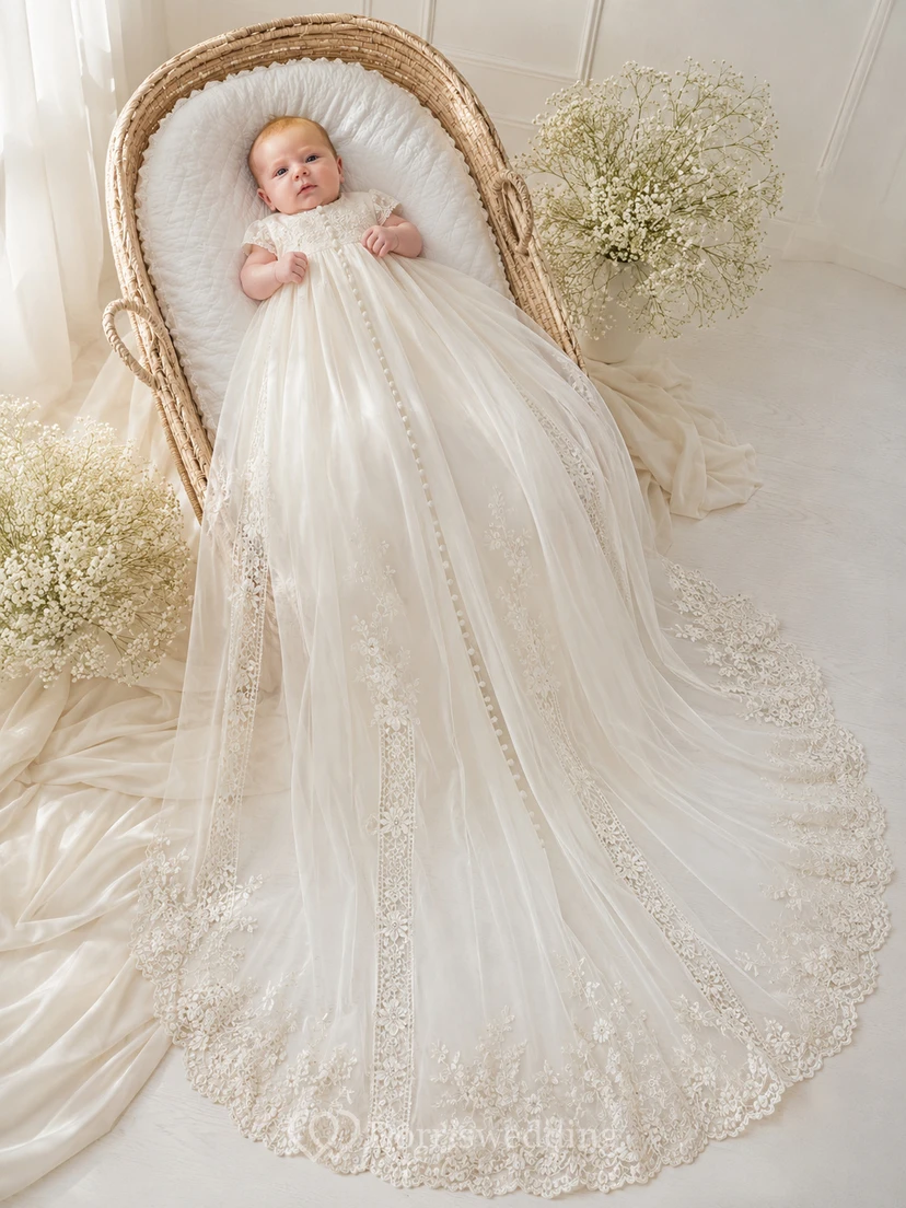 Vestido de lujo para ceremonia de bautizo/bautizo. Corte A, largo hasta el suelo, cola catedral, cuello joya, manga larga, tul, encaje y espalda abotonada.