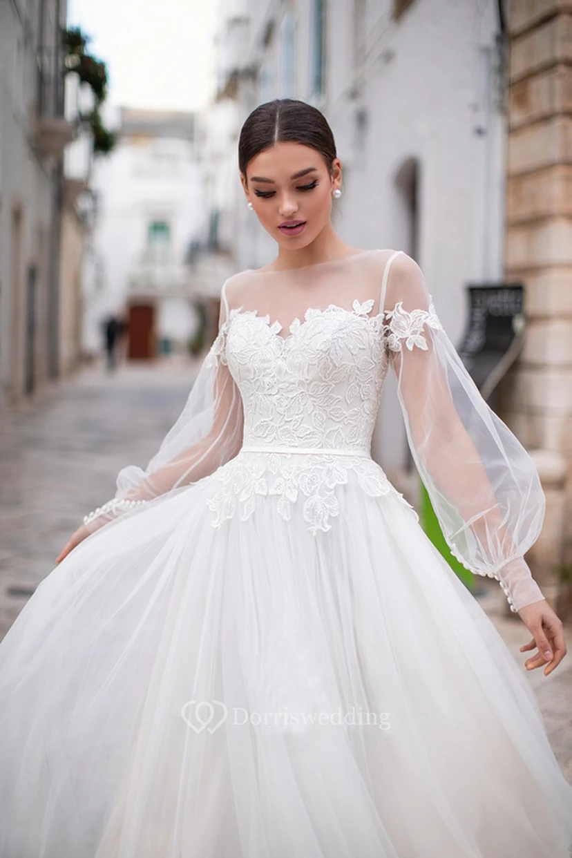 Elegante vestido de novia de corte A, largo hasta el suelo, con mangas largas y escote barco, apliques y pliegues. view 3