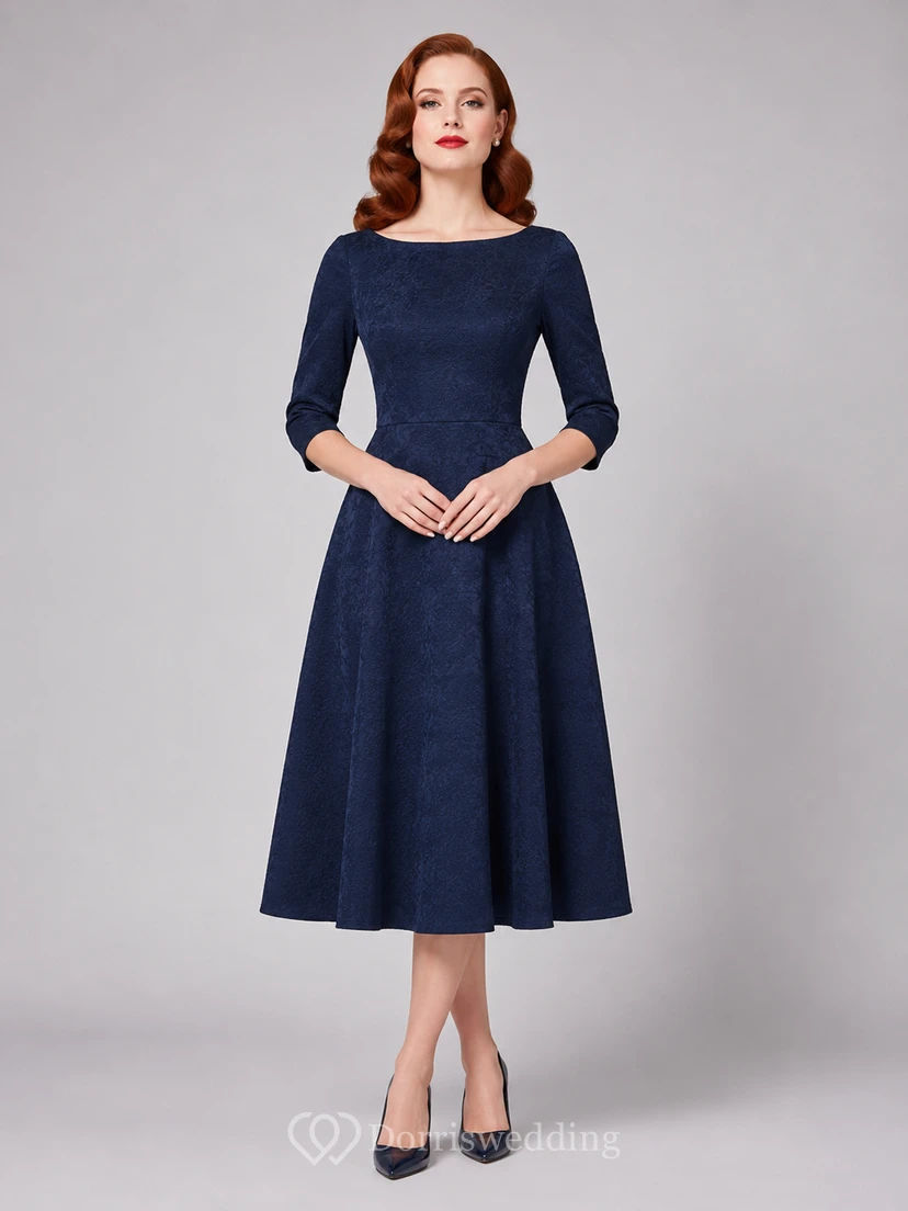 Vestido formal vintage de satén azul marino oscuro, largo hasta la rodilla, con mangas tres cuartos y escote barco.