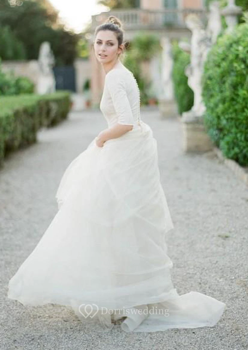 Schlichtes A-Linien-Brautkleid mit Rundhalsausschnitt, halblangen Ärmeln, rückenfreiem Tüllrock und Ärmeln view 2