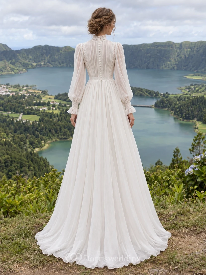 Vestido de novia vintage de corte A con cuello alto, manga larga, voile de algodón y encaje, con cola larga. view 2