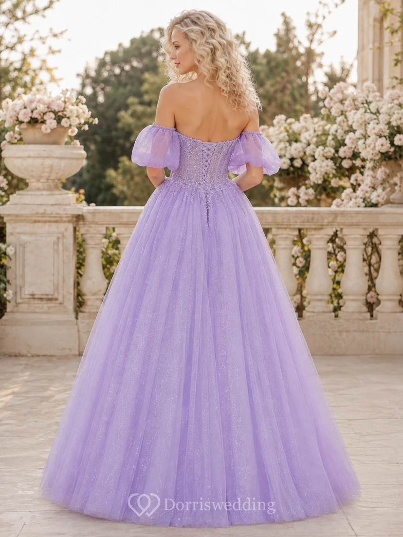 Vestido de gala largo hasta el suelo, romántico, formal, de tul con cuentas, escote Bardot y mangas abullonadas, color lila-niebla lavanda. view 2