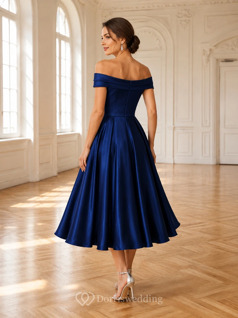 Dunkelblaues, schulterfreies, plissiertes Satin-A-Linien-Kleid in Teelänge für den Tanzstundenabschlussball view 2