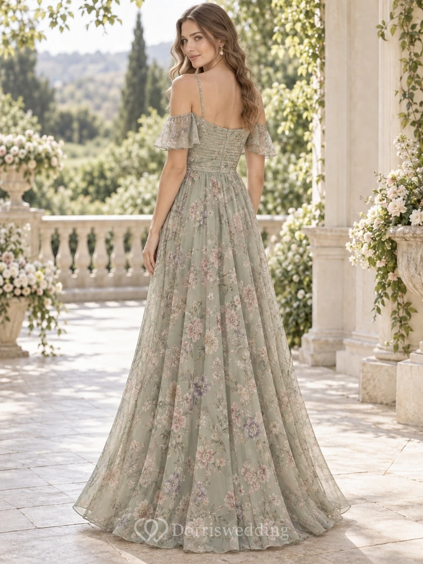 Vestido de dama de honor de gasa largo hasta el suelo, color verde salvia, con escote cuadrado y mangas acampanadas, estampado floral discreto y delicado. view 2