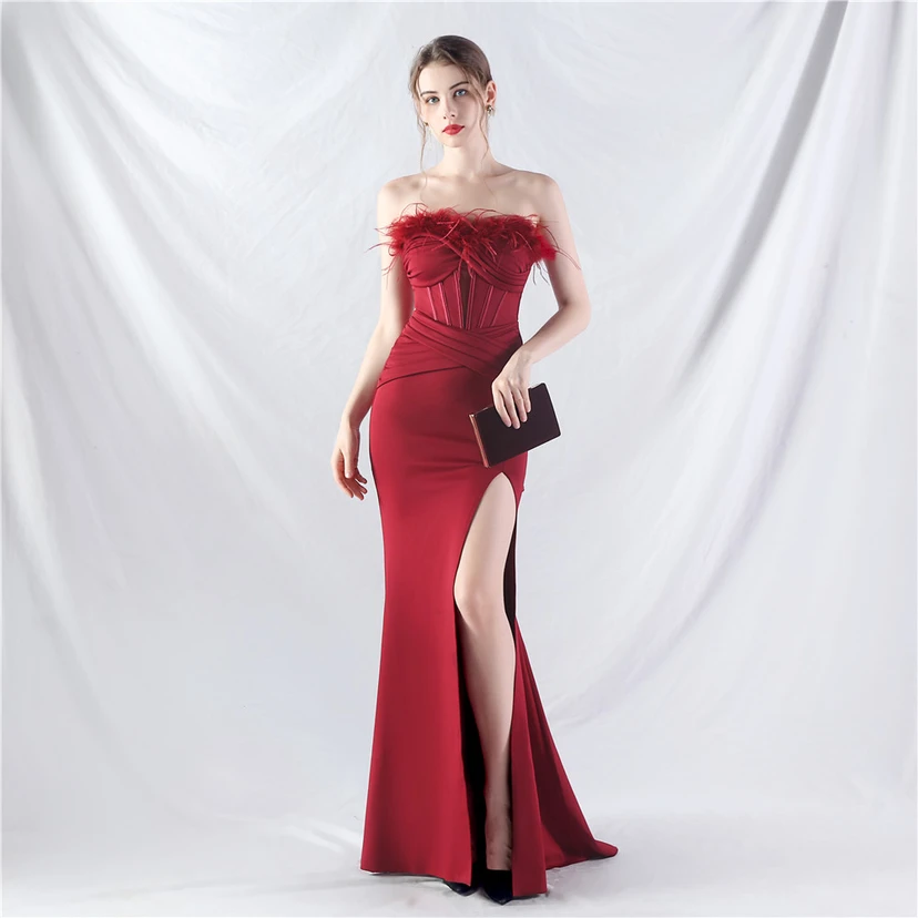 Fischgrätmusterweste, tailliertes Satinkleid mit Faltenwurf, handgefertigtes High-End-Abendkleid mit Straußenfedern view 3