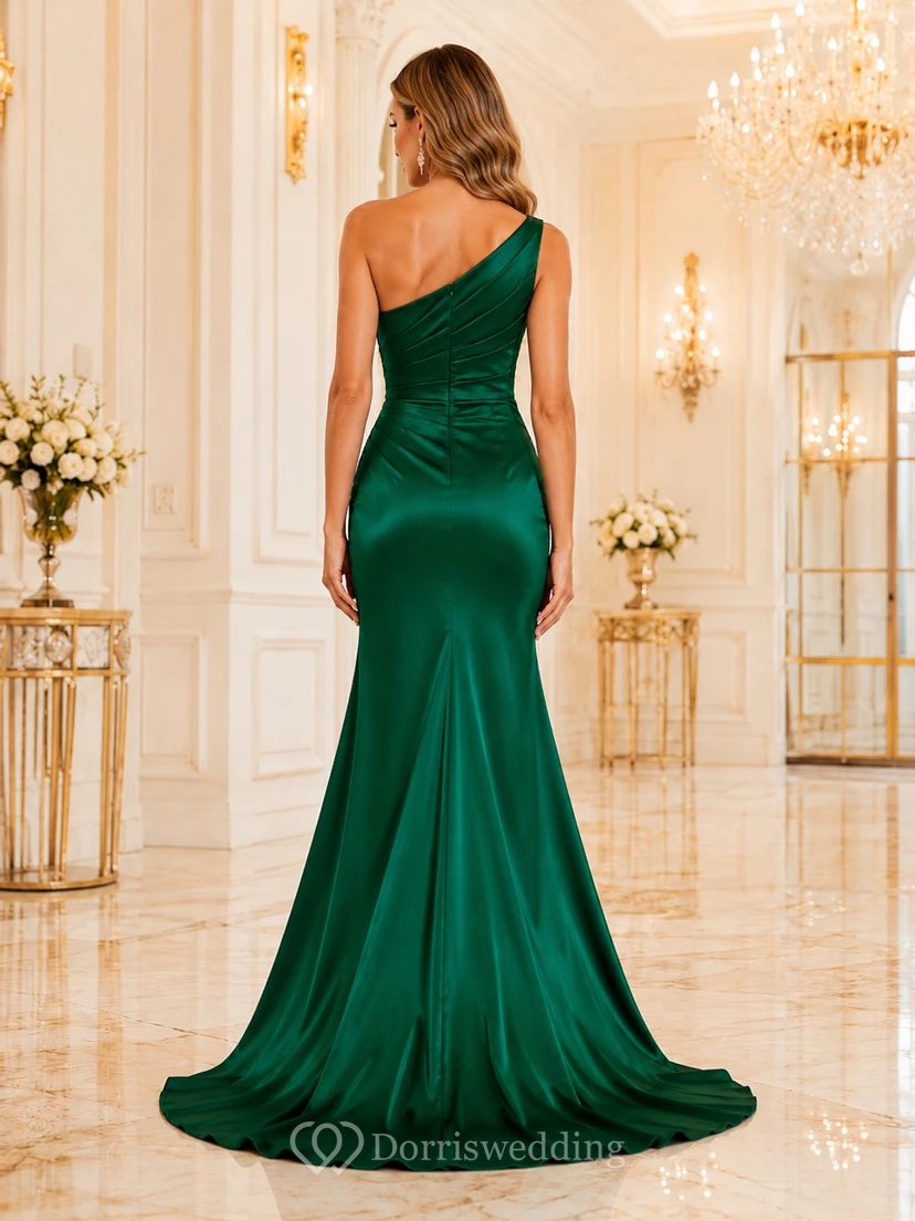 Robe de soirée asymétrique en satin émeraude fendue sur une épaule view 2
