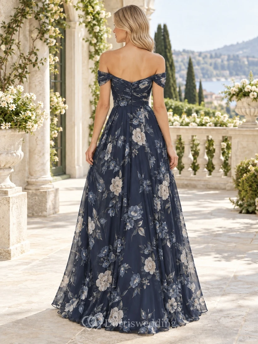 Vestido de dama de honor de gasa azul marino con estampado floral, hombros descubiertos, manga corta y largo hasta el suelo. view 2
