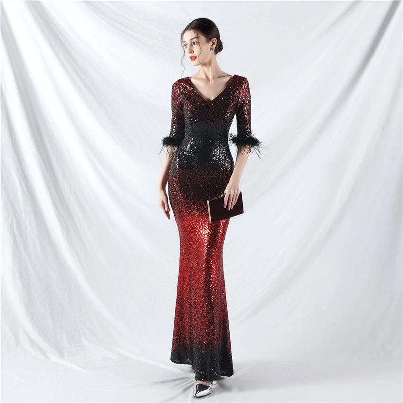 Robe de soirée artisanale à manches longues ornée de plumes d'autruche et de perles dégradées view 15