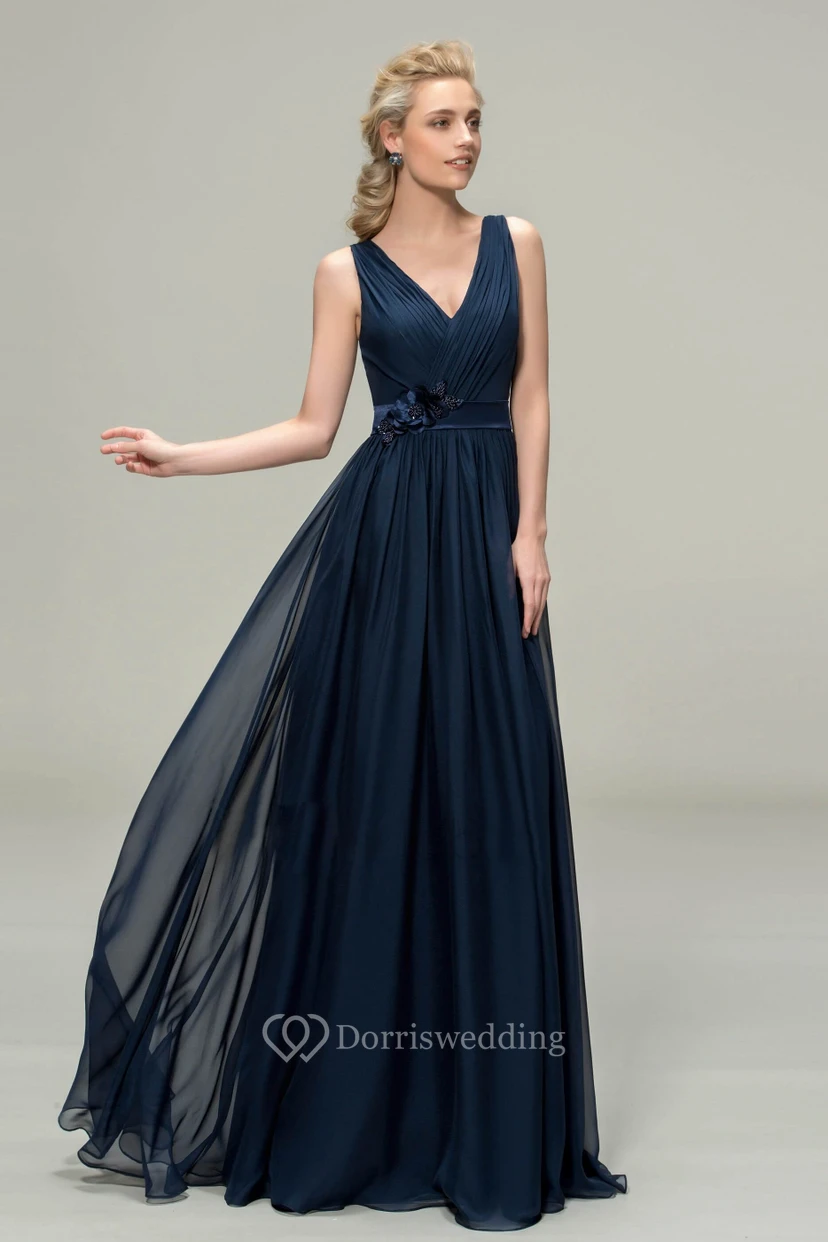 Robe longue sans manches en mousseline, col en V, ornée d'appliqués floraux et d'une ceinture. view 3