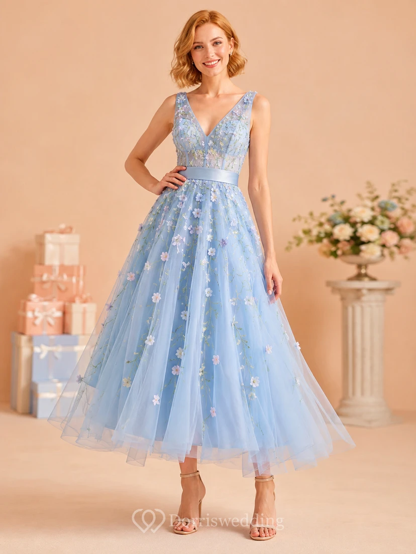 Blaues, wadenlanges Partykleid aus Tüll mit V-Ausschnitt und Blumenmuster