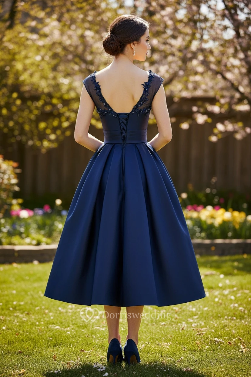 Elegantes Satin-Schnürkleid für den Abschlussball view 2